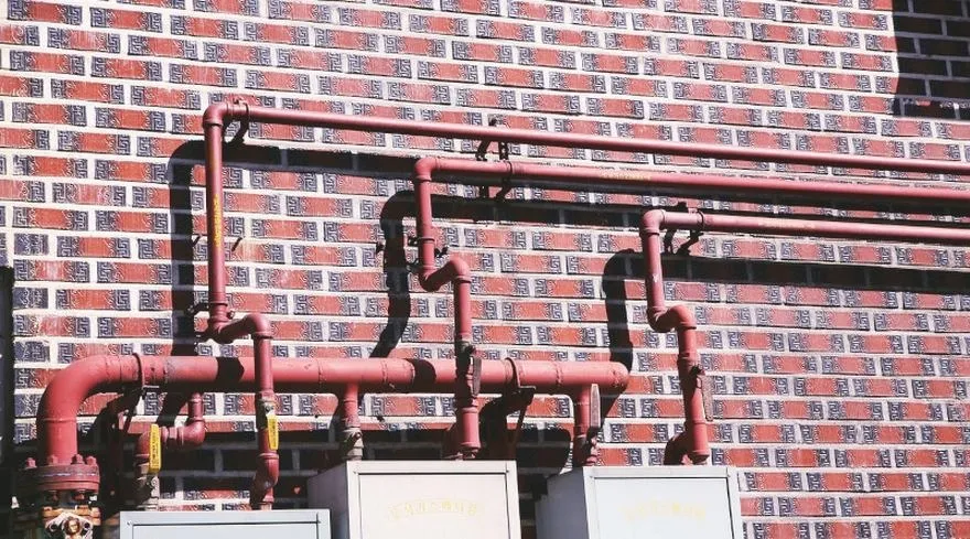 Co wybrać najpierw: hydraulikę czy elektrykę? Kluczowe wskazówki i błędy do uniknięcia