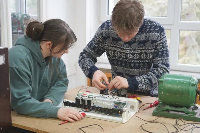 Elektryk w pojedynkę - co musisz wiedzieć o przepisach i ryzykach pracy samodzielnej