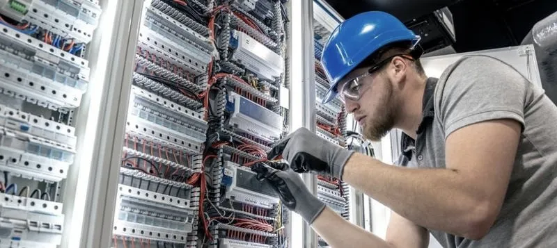 Ile kosztuje godzina pracy pomocnika elektryka? Poznaj aktualne stawki!
