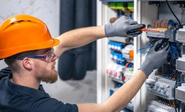 Ile naprawdę zarabia elektryk na statku? Odkryj zaskakujące fakty o wynagrodzeniu