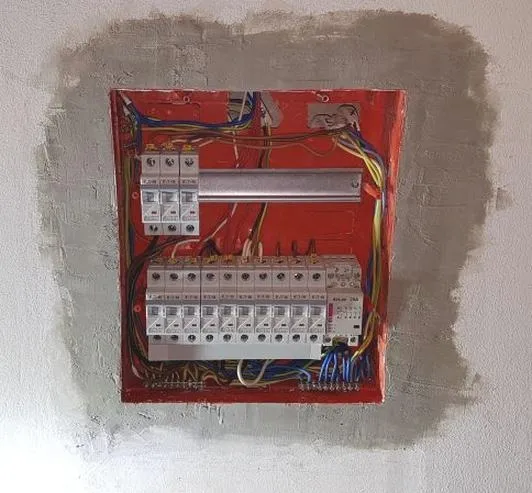 Ile wydasz na wymianę skrzynki elektrycznej? Sprawdź ceny i oszczędzaj!