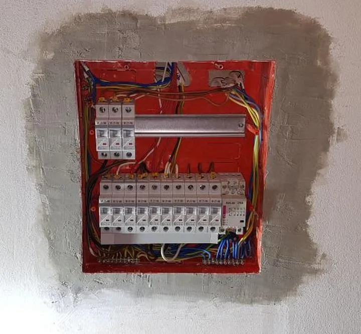 Ile zapłacisz za montaż skrzynki elektrycznej? Odkryj czynniki wpływające na cenę!