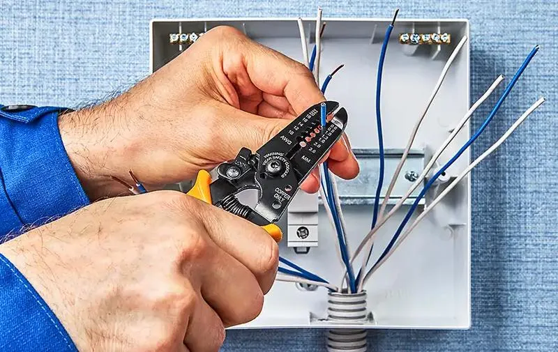 Jak długo trwa kurs na elektryka? Odkryj różne opcje szkoleń i ich czas trwania