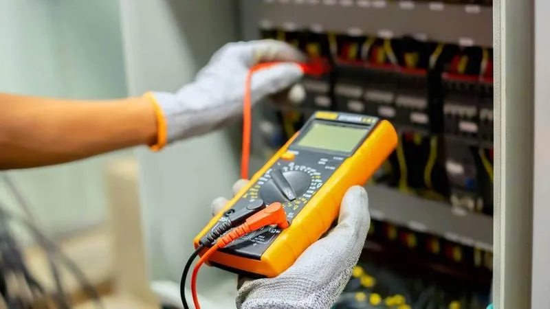 Jak skutecznie przeprowadzić pomiary i przegląd instalacji elektrycznej w domu jednorodzinnym?