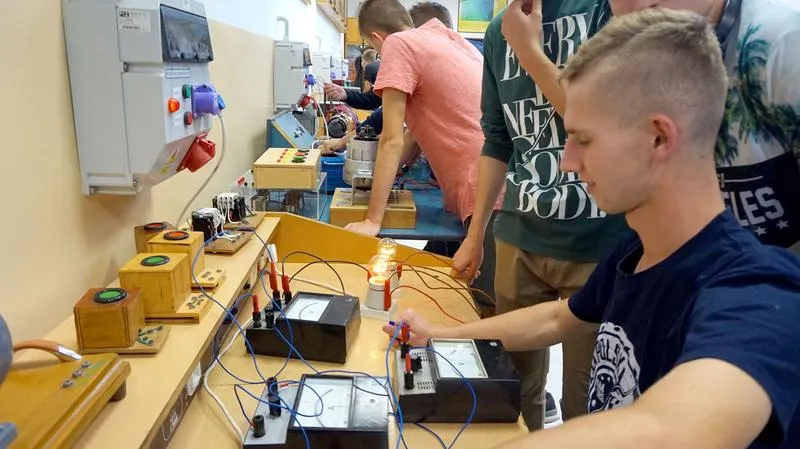 Kim jest technik elektryk? Kluczowe zadania i umiejętności w jego pracy