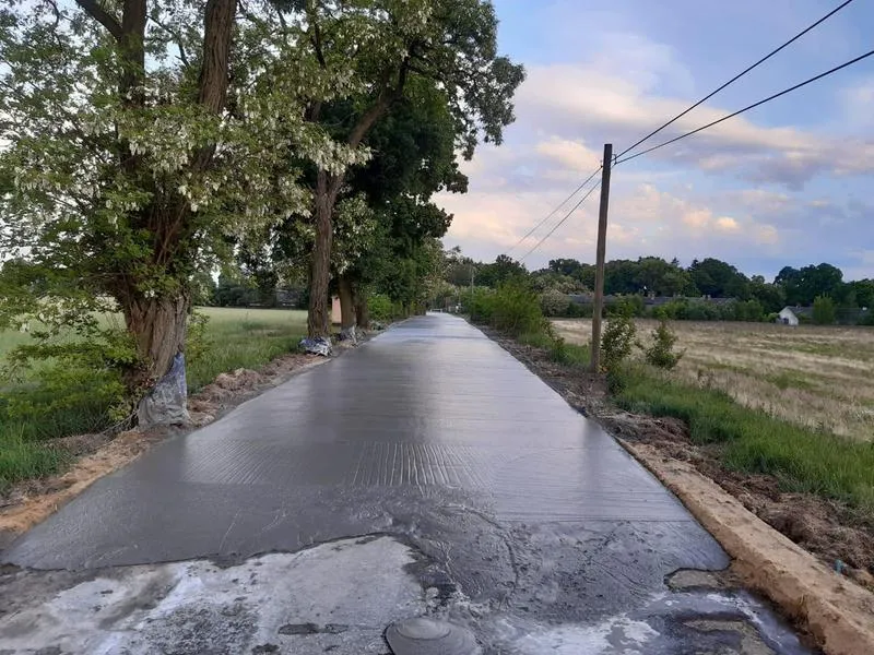 Koszt drogi asfaltowej – co warto wiedzieć o cenach za metr, kilometr i tonę asfaltu