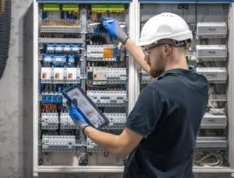 Koszt odbioru domu przez elektryka – co wpływa na cenę usługi?
