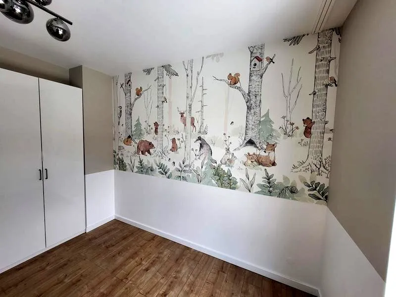 Koszty tapetowania i montażu elektrycznego – wszystko, co musisz wiedzieć o cenach za metr i klejeniu tapet