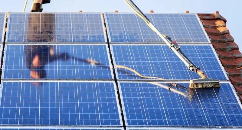 Skuteczne mycie paneli fotowoltaicznych – jak dbać o panele PV, by zwiększyć ich wydajność?