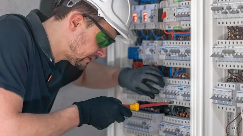 Zaskakujące wynagrodzenia pomocników elektryków w Niemczech – ile naprawdę zarabiają?