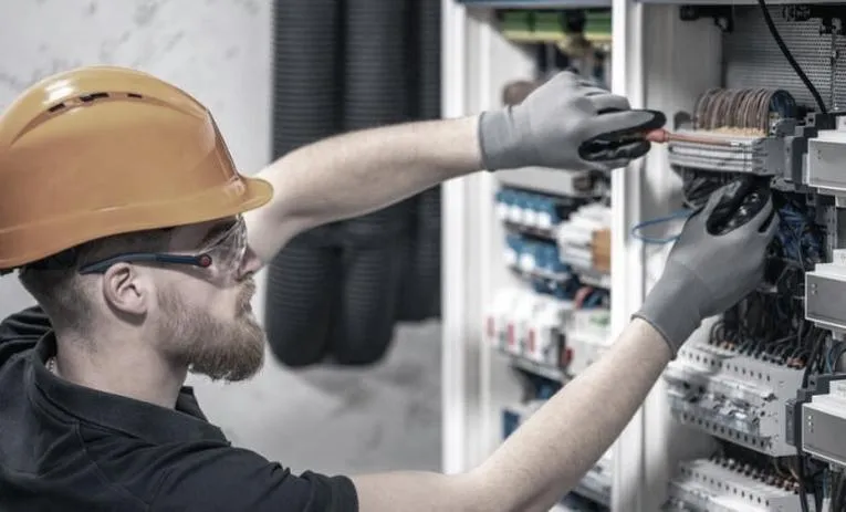 Czynniki wpływające na zarobki elektryków