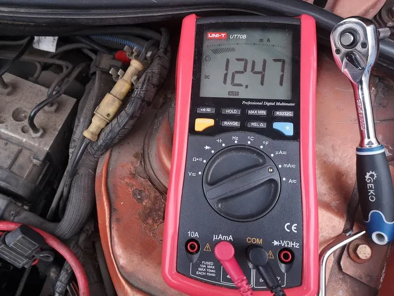 Mierzenie poboru prądu w samochodzie