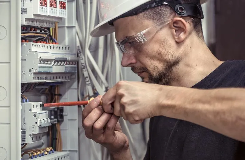 Pomocnik elektryka