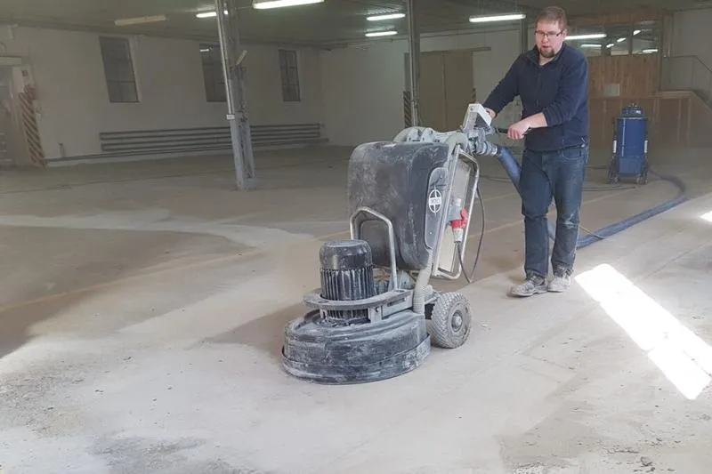 Przygotowanie wylewki do szlifowania