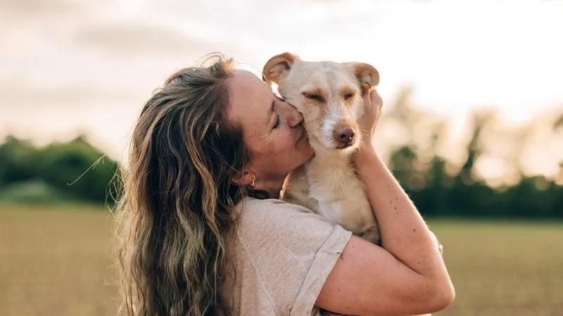 Wzmacnianie więzi człowiek i pies przez przytulanie